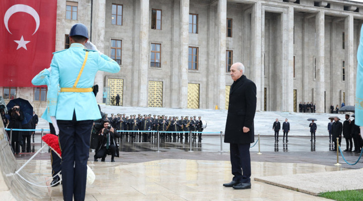 TBMM Başkanı Kurtulmuş, Meclis'teki Atatürk Anıtı'na Çelenk Bıraktı