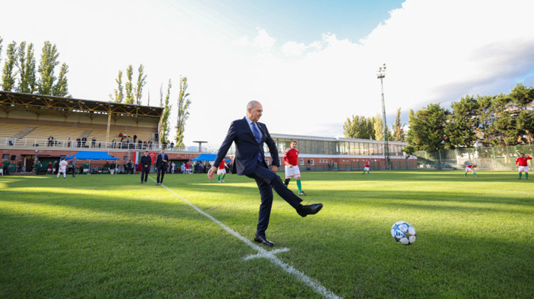 TBMM Başkanı Kurtulmuş, Türkiye ve Macaristan Parlamenterleri Arasındaki Dostluk Maçını İzledi